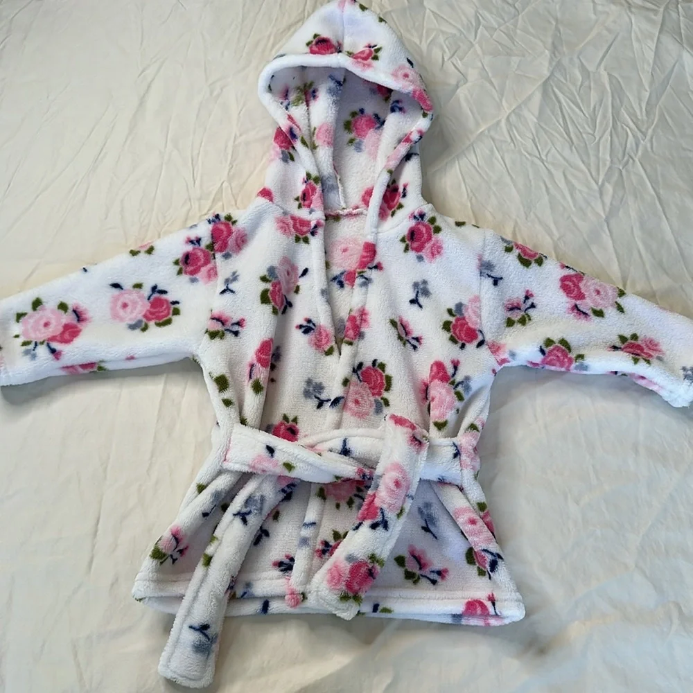 Bundle of two baby girl bath robes size 0-9 months. GREAT CONDITION, very soft.